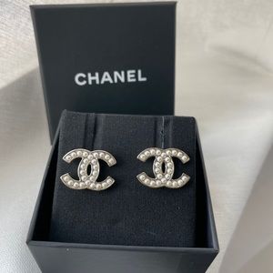 AUTHENTIC CHANEL PEARL STUDS 21P